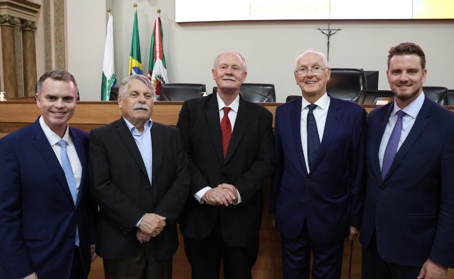 Orlando Pessuti é homenageado pela Câmara Municipal de Curitiba como o título de cidadão honorário